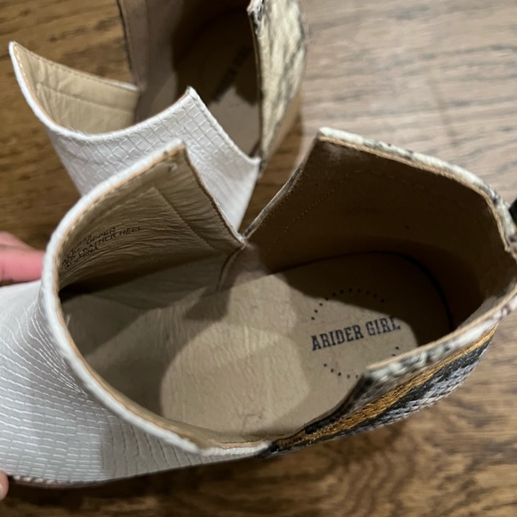 Low white ankle boots with snake print heel - Picture 4 of 5